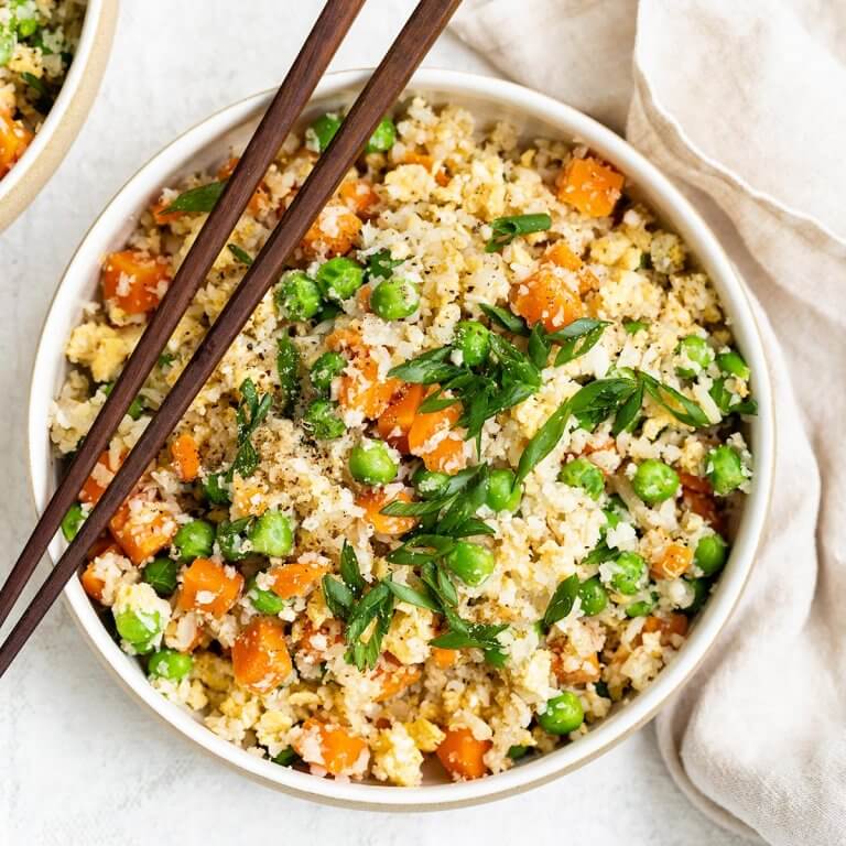 Riz de chou-fleur frit aux légumes et épices