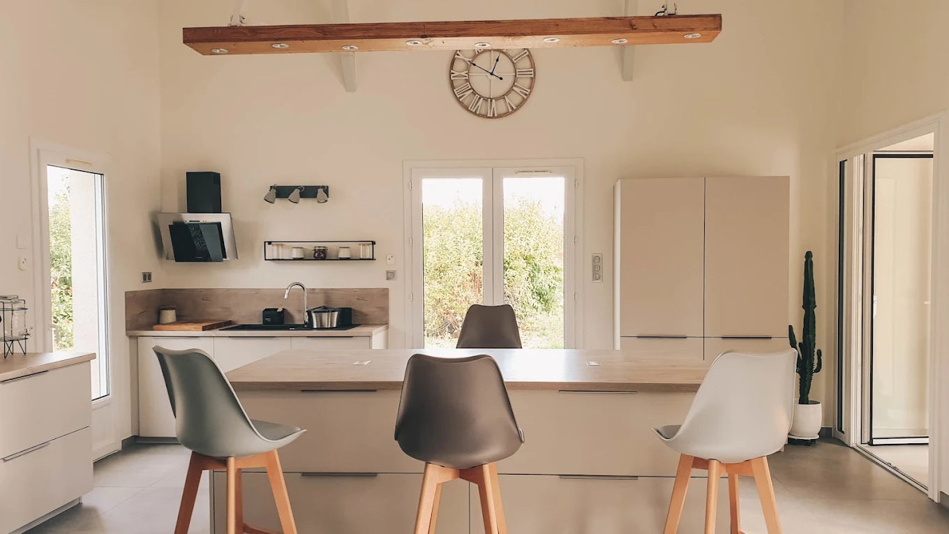 Atelier de cuisine crue KILUKRU autour d’un plan de travail